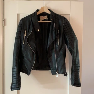 Skinnjacka  - Skinnjacka från chiquelle. Knappt använd så väldigt fint skick. Storlek 38 men skulle mer säga att det är en 34-36