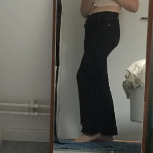 Svarta Levis 501 - Svarta 501:or, jättefint skick. Storlek- se sista bild