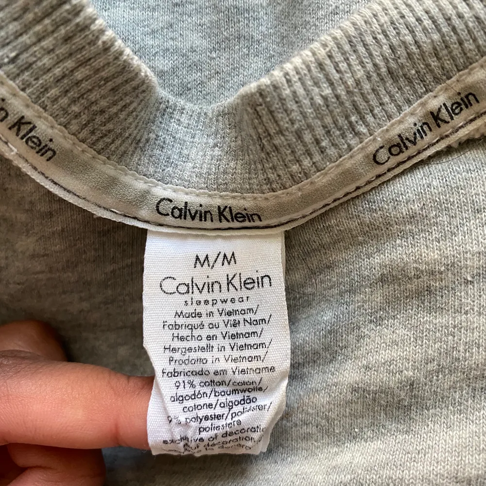 Sovtröja från Calvin Klein. Storlek M. Säljs för används inte längre. Bra passform. Bra kvalité. Kan användas vanligt till vardags också. . Tröjor & Koftor.