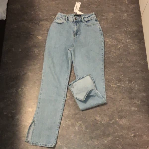 Ljusblå jeans med raka ben och slits (petite) - Oanvända jeans ifrån boohoo, prislapp finns på. Lite korta då jag är 163cm lång, annars riktigt fina, sköna jeans. Priset går att diskutera😁 köparen står för leveransen