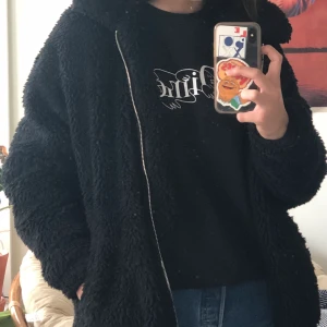 Jacka  - Storlek 34, jag är 166cm och den sitter bra på mig! (Den är oversized)