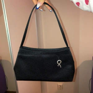 Svart axelväska - Jättegullig svart liten axelväska. Aldrig använd alltså i jättefint skick. Frakt tillkommer eller så kan jag mötas upp vid Sollentuna området :). 