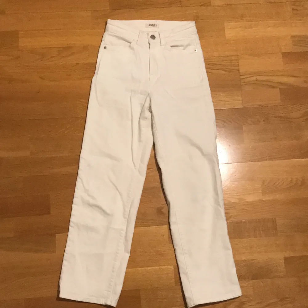 Ett par vita jeans från Lindex. Går över ankeln på mig som är ungefär 165cm.🥰. Jeans & Byxor.