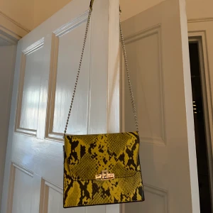 Ormskinns väska - Super fin ormskinnsväska som inte kommer till användning. 50 +frakt eller mötas upp i Sthlm. Kan alltid skicka fler bilder privat💕