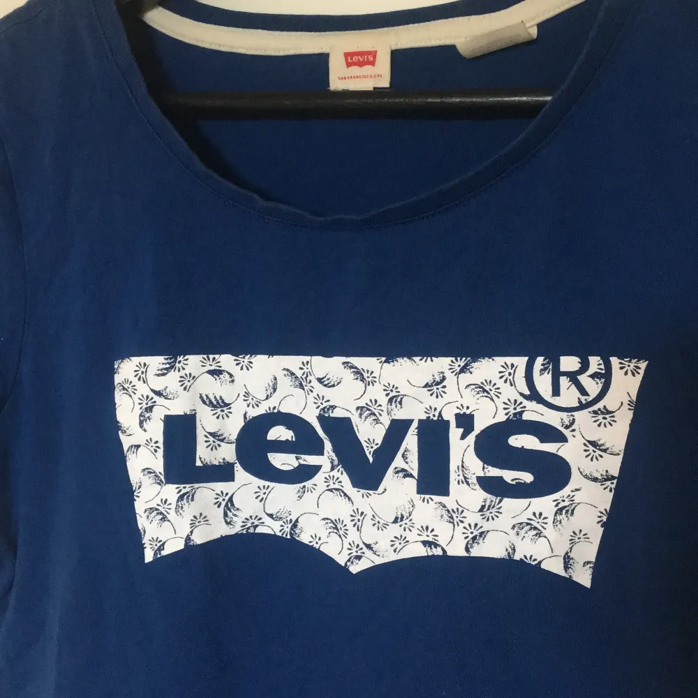Blå T-shirt från Levis. Stl xs. Inga anmärkningar. T-shirts.