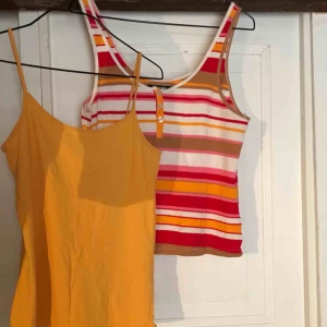  - Två linnen 35kr st eller båda för 60. Tror att det randiga är en storlek M/L och det gula är en S/M❤️ frakt tillkommer (typ 35kr max) 