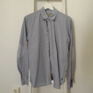  - Randig Skjorta.   Kan mötas i Stockholmstrakten alternativt betalar köparen för frakten  