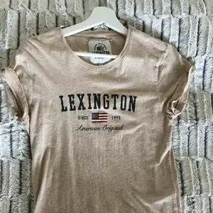 Lexington t-shirt i storlek xs, aldrig använd 