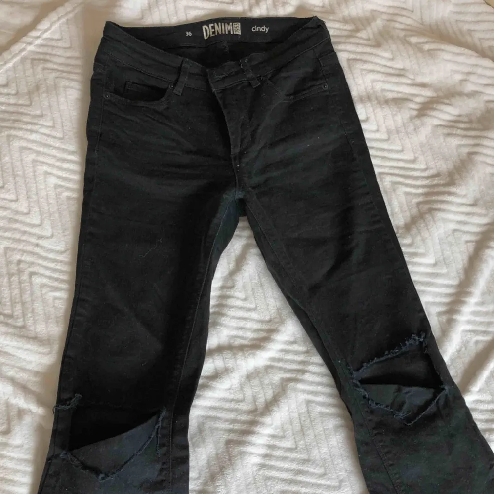 Bootcut jeans med hål i knäna. Jeans & Byxor.