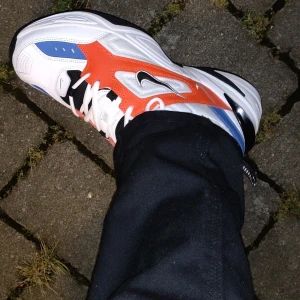  - Nike m2k Orange and blue använts cirka 3 gånger. Står bara och samlar damm då jag inte använder dom! Nypris 1000kr.  Meetup eller Postas! 