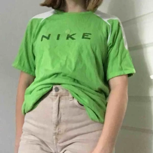  - Skitsnygg NIKE tröja köpt secondhand. Säljs då den inte används av mig. Använd ca en gång av mig. Tröjan är XL men sitter även bra på mig som har S/M. Köparen står för frakten!