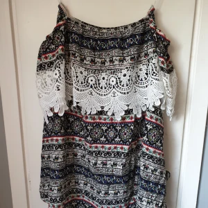  - En off shoulder klänning