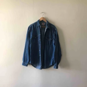  - Levis jeansskjorta i bra skick. Hämtas i Uppsala eller skickas mot fraktkostnad. 