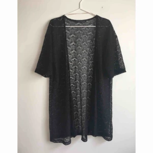  - Svart spets kimono i bra skick! Står storlek XS men skulle säga att den passar XS-M beroende på hur man vill att den ska sitta🌸🌸
