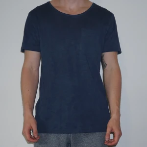  - T-shirt från Essentials. Väl använd. Har även bröstficka. 