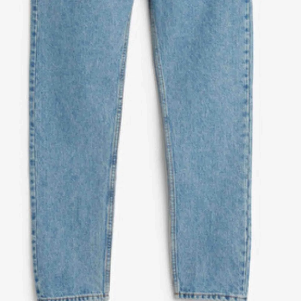 Jättesnygga Monki jeans i modellen kimomo🌼 Helt nya, endast använda 1gång. Priset kan diskuteras.  Nypris:400kr. Jeans & Byxor.