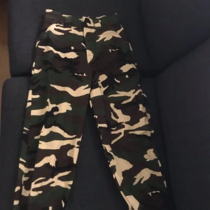  - Byxor i camouflage. Köpta här på plick men har aldrig kommit till användning, prislappen kvar. Köparen står för frakt💕
