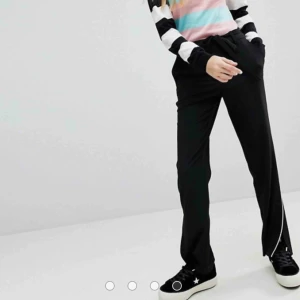  - Säljer mina älskade svarta byxor från Monki för har inte använt de på ganska länge! Kan skicka flera bilder!