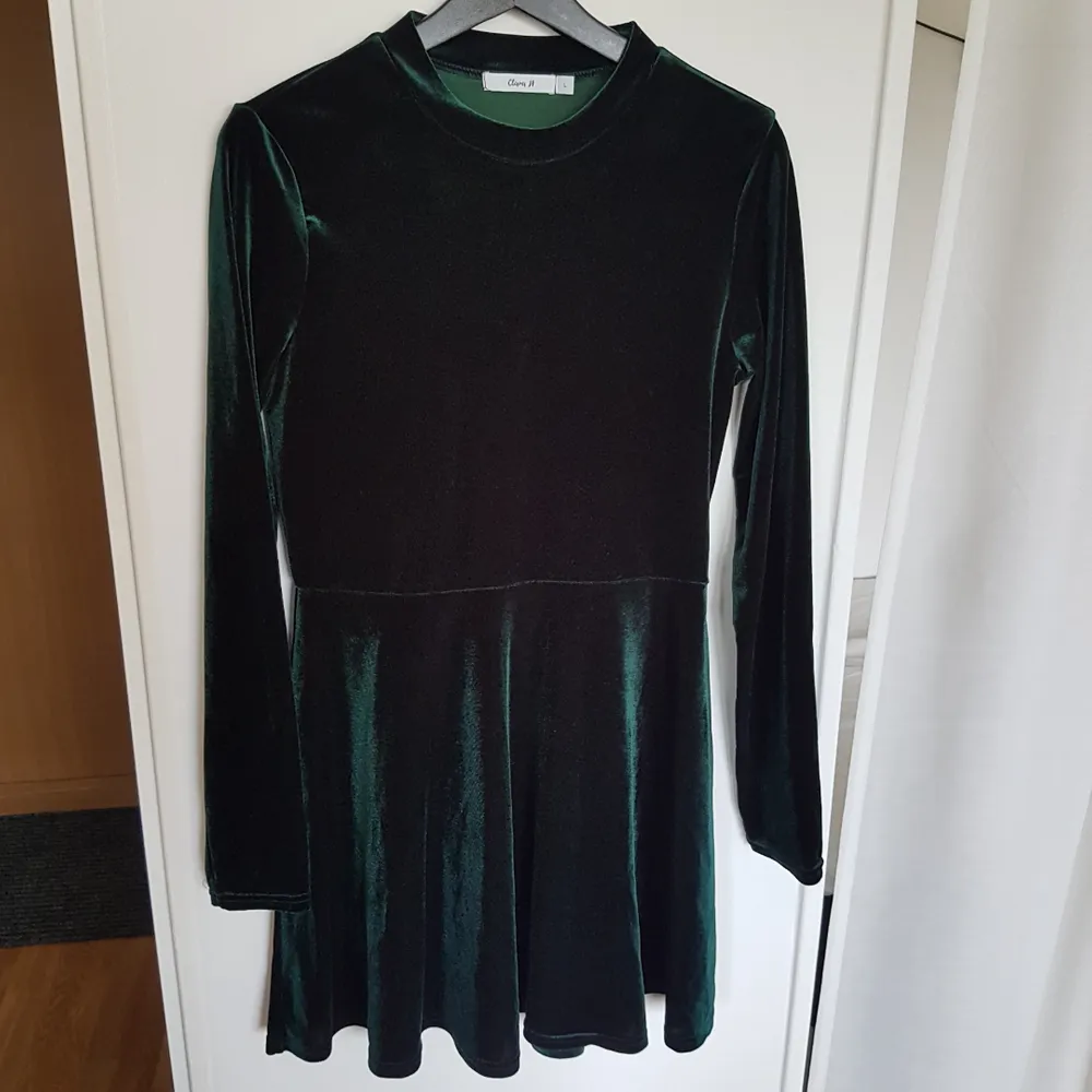 Grön sammetsklänning från Clara Henrys märke. Knappt använd så i bra skick🌿. Klänningar.