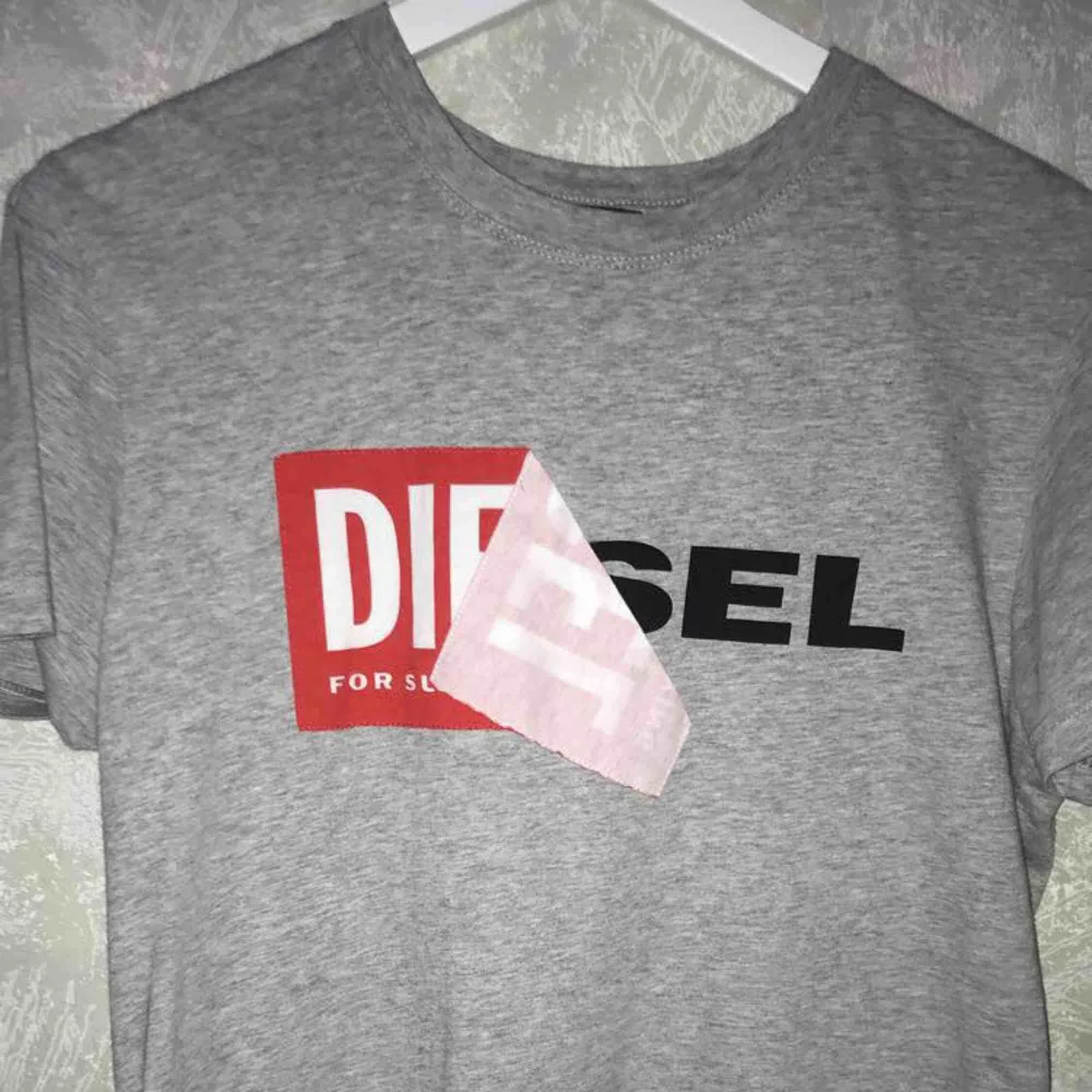 Grå diesel tisha, i perfekt skick. Köpt för 500 kr. Frakt tillkommer👾. T-shirts.