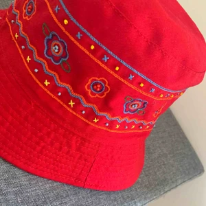  -  helt oanvänd röd-mönstrad Bucket hat i bra skick o tåligt material. Finns endast några exemplar av just denna modell. Säljer den endast för att dessa hattar trendar just nu och jag har redan många. storlek: onesize, unisex.👇🏼 vill få såld fort! Swish  