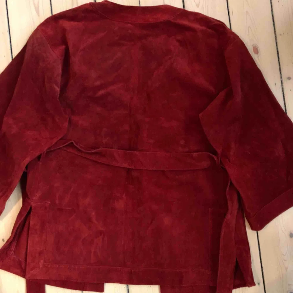 Kimono jacka i djupröd mocka! Köpt av en tjej på loppmarknad och kan tänka mig att den var dyr i inköp i och med materialet. Tung så frakt 99 kr. Jackor.