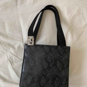  - Sååå fin fake Fendi! Så trendig! Inköpt här på Plick för samma pris!