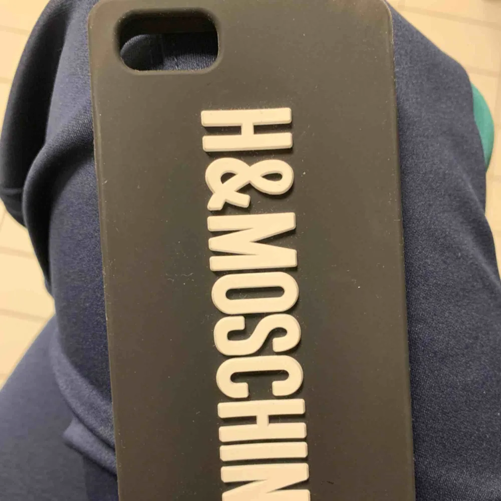 Oanvänt H&M ❤️ Moschino mobilskal för iPhone 6/7/8.  . Accessoarer.