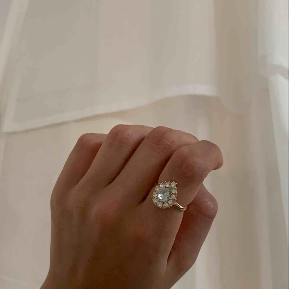 Så fin ring från HM! Lite lik Thomas Sabo-ringar! . Accessoarer.
