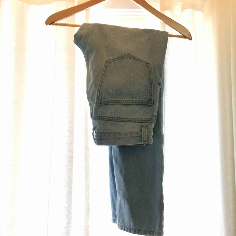 Säljer dessa bikbok-mom-jeans då det blivit för små. De är i mycket bra skick och det är bara att skicka ett sms om mått på längder och bredd om det önskas!. Jeans & Byxor.