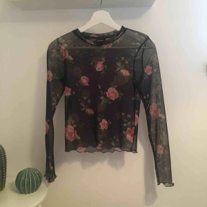 - En meshtröja från Monki. Perfekt skick helt oanvänd p.g.a köpte fel storlek. Kontakta mig vid intresse. 