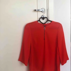  - En fin orange blus med  trekvartslång ärm i stolek 34 från Lindex använd fåtal gånger (är mer orange i verkligheten) köparen står för frakt 