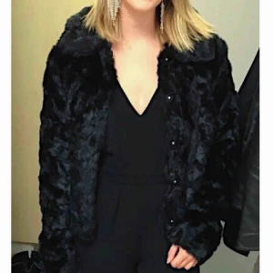  - Jättefin svart vinterjacka i fuskpäls från Nelly. Köpt för 899kr Är i jättebra skick och perfekt till både vardags och finare tillfällen. Säljer även skorna på bilden i en separat annons. 