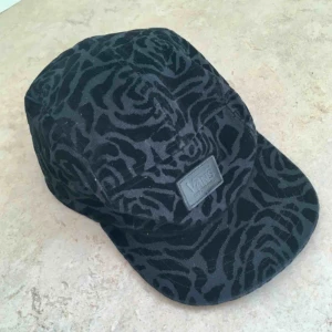  - Keps från Vans med mönster i sammet. Endast använd några gånger. 