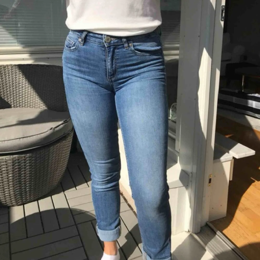 Köpte dessa jeans för ca ett år sen. Passform: Midrise. Storlek: 25/34. Passar personligen mig som har storlek 36. Modell: Straight Sarah. . Jeans & Byxor.