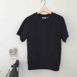  - Kortärmad tjocktröja från Cheap Monday med superdiskret tryck på bröstet (bild 2).