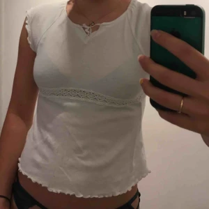  - Tröja köpt på barnavdelningen så väldigt liten men funkar som magtröja!