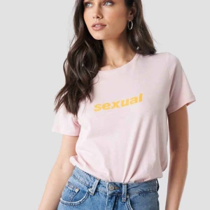  - HELT NY t-shirt med texten ”sexual”. - NAKD - XS/S (passar även M men då blir det en tightare modell)