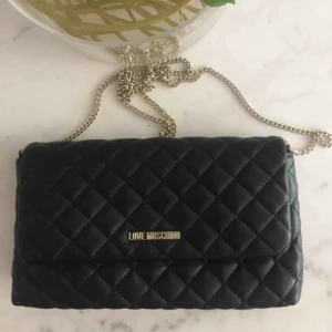  - Knappt använd love Moschino väska , som ny.