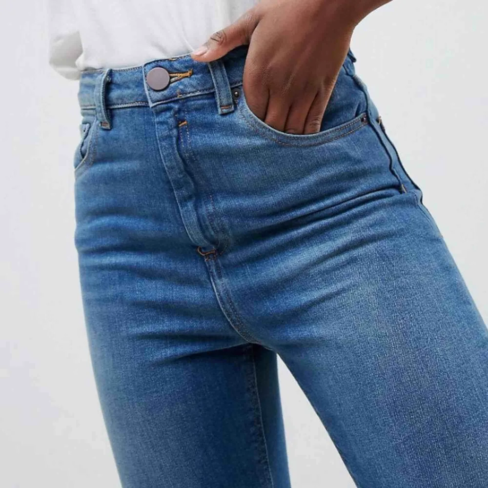 Blå skinny momjeans från asos! Super-stretch och hög midja. Riktigt snygg färg, aldrig använda. Orginalpris: 258kr. Jeans & Byxor.