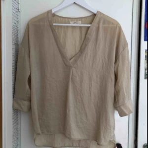  - Sandfärgad trekvartslång blus i typ silke! 
