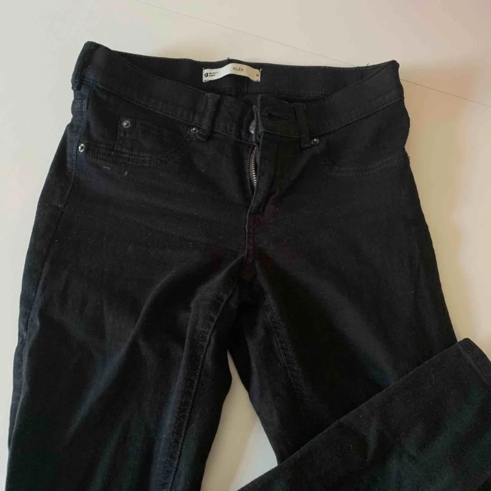 Säljer mina svarta tajta jeans från Gina tricot, strl M men känns mer som en xs/s, pris 80kr, kan frakta men du får betala frakten själv (63kr), annars möts jag upp i Stockholm, betalning sker via swish, hoppas det är något för dig!☺️. Jeans & Byxor.