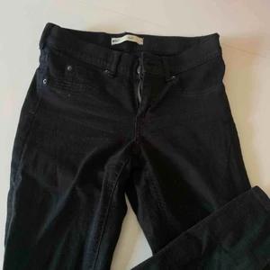 - Säljer mina svarta tajta jeans från Gina tricot, strl M men känns mer som en xs/s, pris 80kr, kan frakta men du får betala frakten själv (63kr), annars möts jag upp i Stockholm, betalning sker via swish, hoppas det är något för dig!☺️