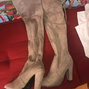 Beiga high knee boots köpta av Jonna Lundell. ( bevis finns ) Storlek 37, men passar även 36. Buda