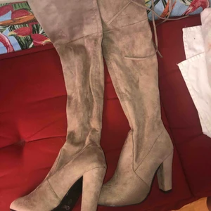  - Beiga high knee boots köpta av Jonna Lundell. ( bevis finns ) Storlek 37, men passar även 36. Buda