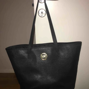  - Äkta Michael kors säljes billigt då axelremmarna är lite slitna (se bild 3).  