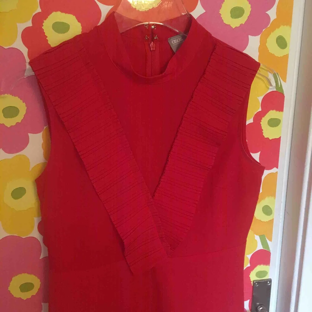Röd klänning från asos, hög halsringning och dragkedja bak. Lite vintageinspirerad i fint skick. Dröm!. Klänningar.