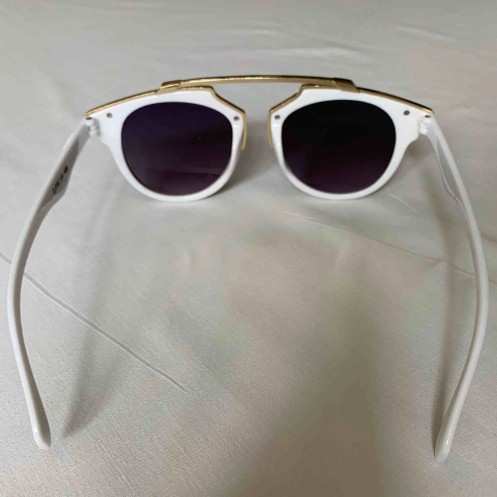 •Vita solglasögon med guldig kant •Knappt använda •Bra skick och med UV-skydd. Accessoarer.