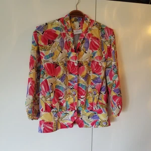  - Jättefin vintageblus i fint skick. Tillhörande kjol finns, paketpris 150kr.