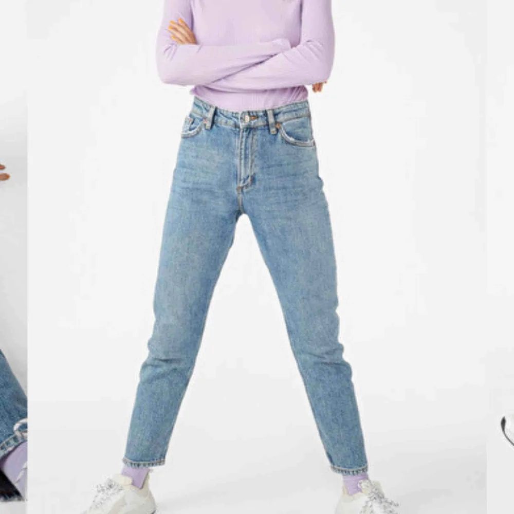 Mom jeans från Monki 🤩 Superfina men passar tyvärr inte mig längre 😭 Färgen återspeglas bäst på första bilden. Sparsamt använda så de är i mycket bra skick!. Jeans & Byxor.